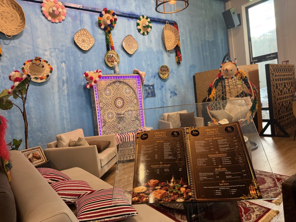 Loungehoek met blauwe wand en menukaart
