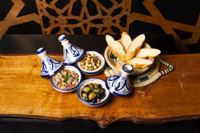 Marokkaans ontbijt met tajine-potjes, olijven en brood