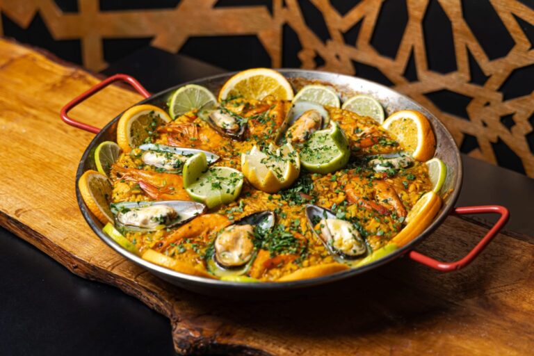 Paella met mosselen en garnalen in de pan