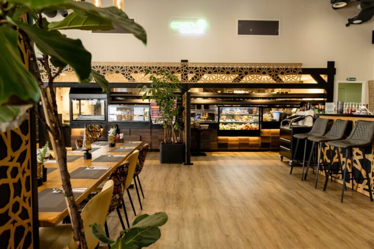 Restaurant met planten en open keuken