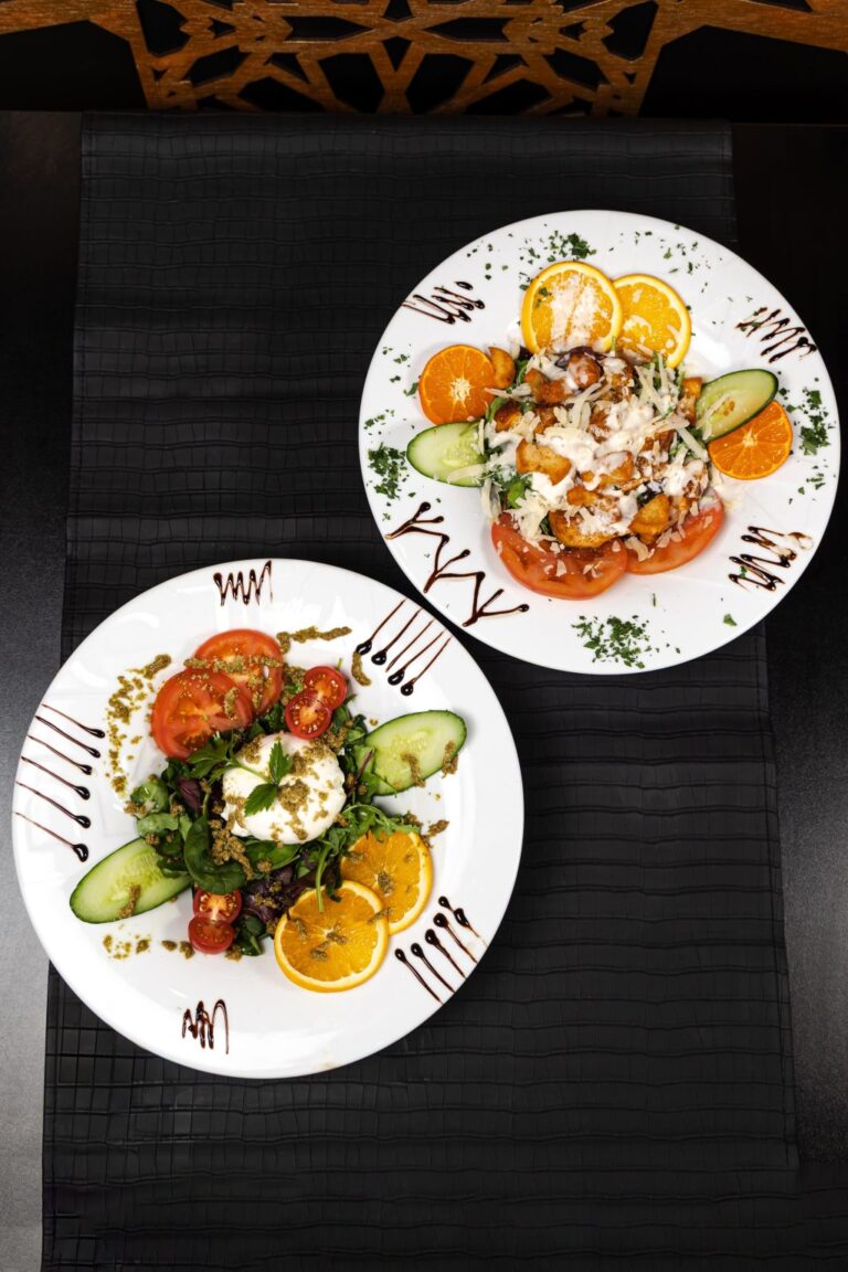 Verse salades op witte borden