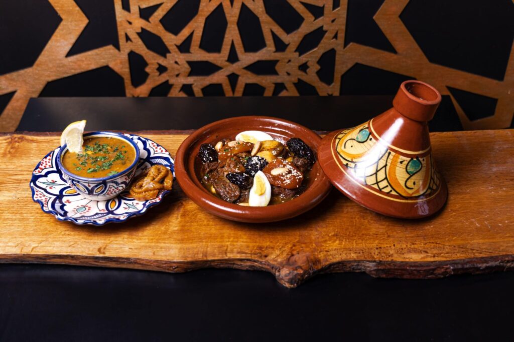 Drie tajines op een houten plank